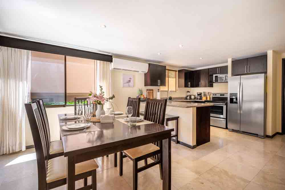 Orchid III dining area and kitchen